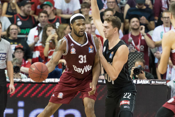 她以强劲的 她以强劲的